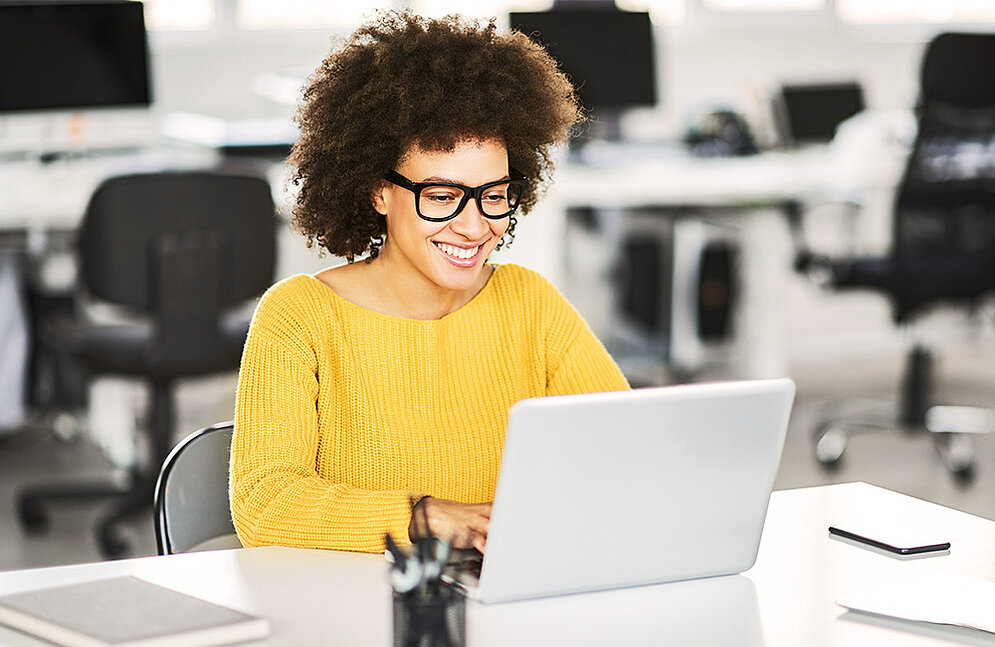 Nos cours sont parfaitement adaptés à la réussite de l'apprentissage de vos collaborateurs. Une femme apprend avec plaisir sur son ordinateur portable